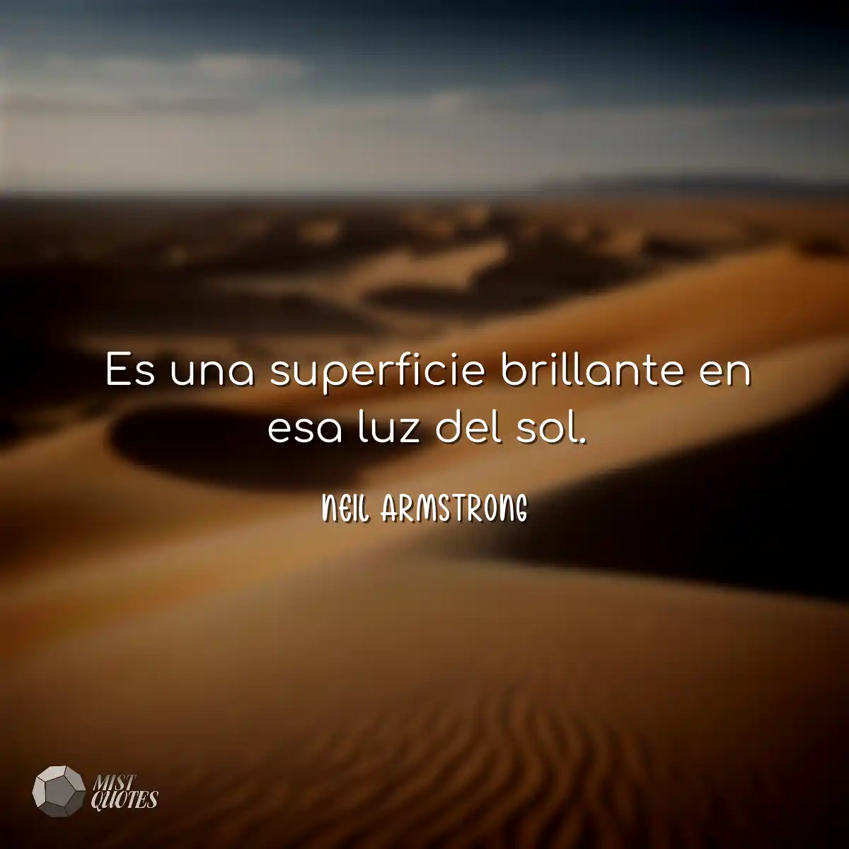 Es una superficie brillante en esa luz d
