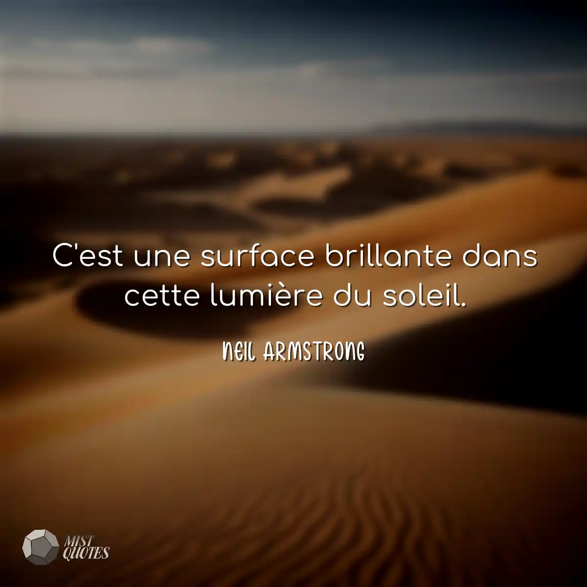 C'est une surface brillante dans cette lumière du 