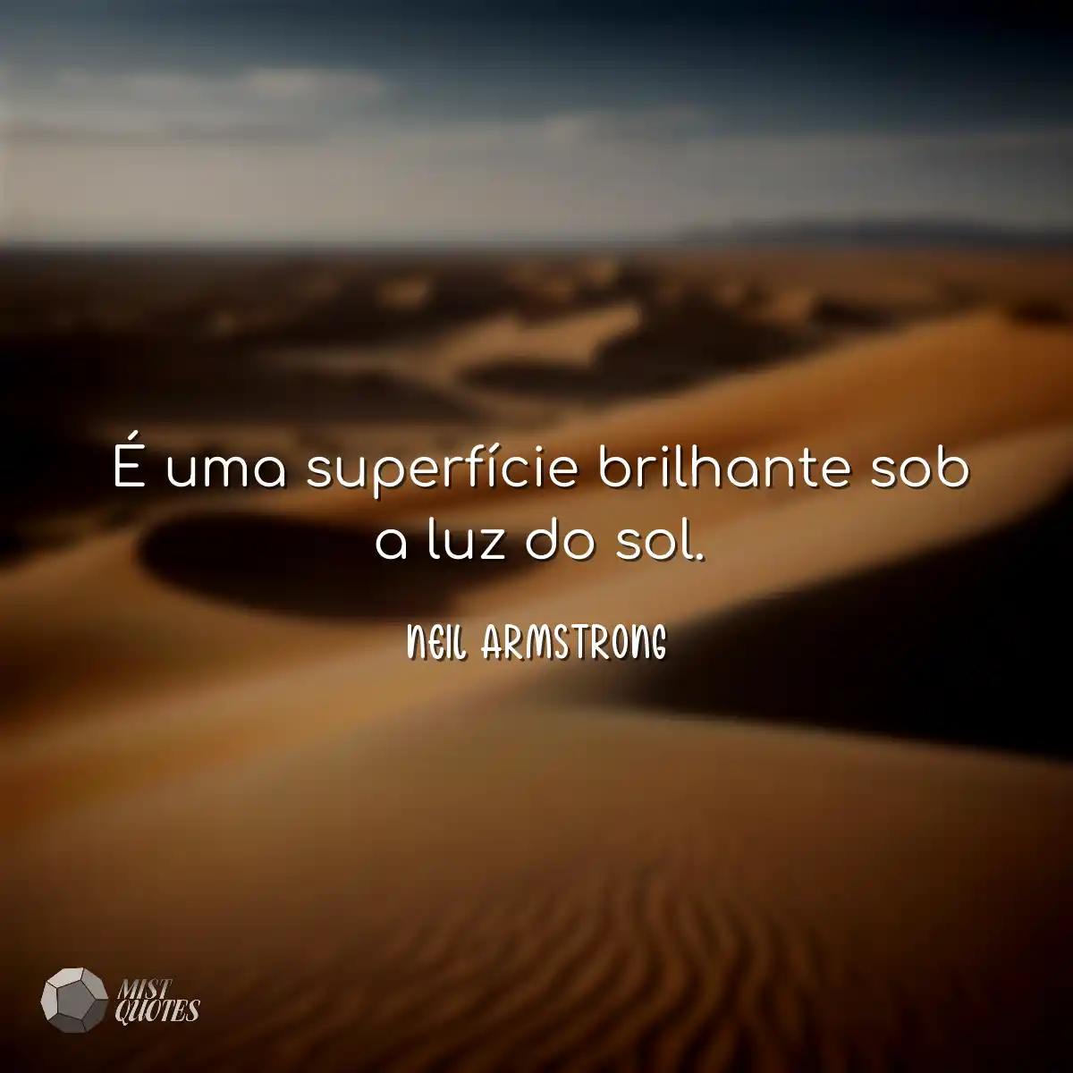 É uma superfície brilhante sob a luz d